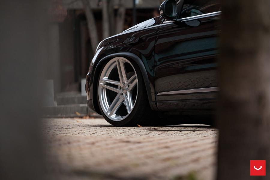 Детали экстерьера Volkswagen Tiguan on Vossen Wheels (VFS5) 2017 года  (фото 8 из 17)